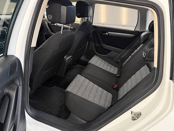 Volkswagen Passat 10 of 14