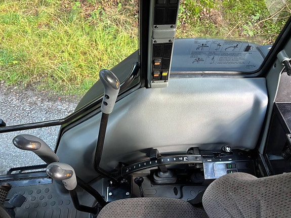 Valtra A72 lastare skogshytt i nyskick 8 of 12