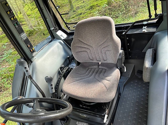 Valtra A72 lastare skogshytt i nyskick 7 of 12