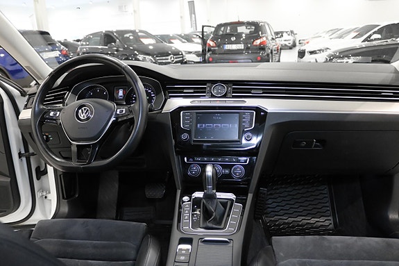 Volkswagen Passat 13 of 28