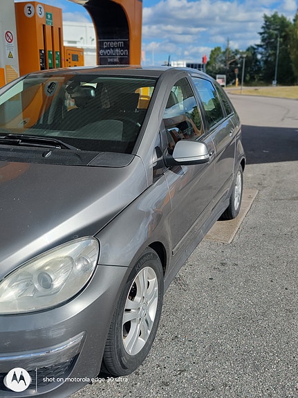 Mercedes-Benz B180 2 of 15