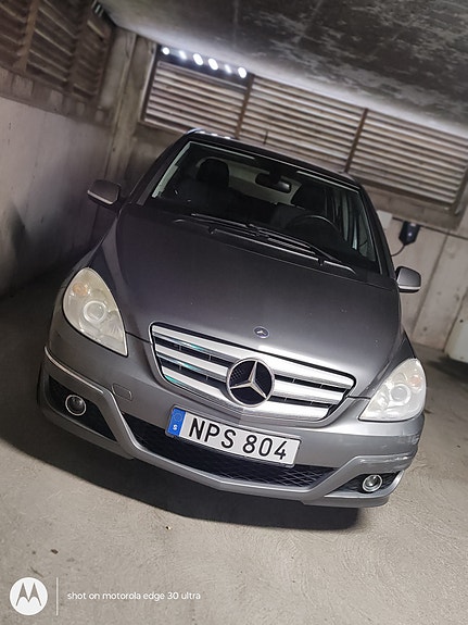 Mercedes-Benz B180 4 of 15