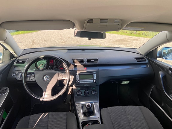 Volkswagen Passat 9 of 12
