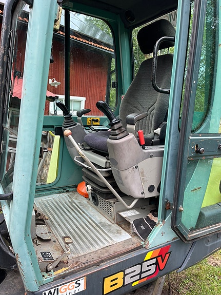 Yanmar B25V 3 of 8