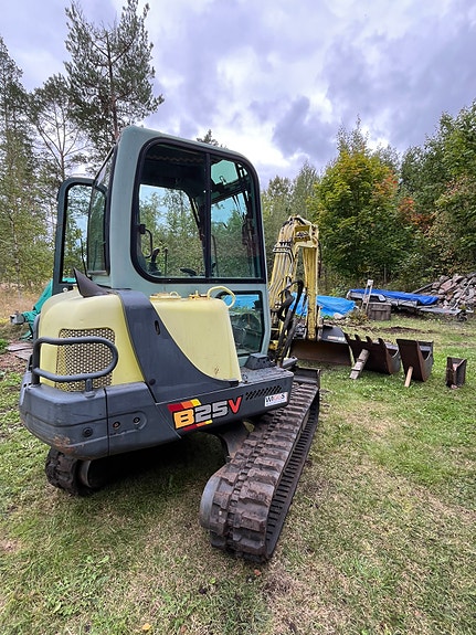 Yanmar B25V 2 of 8