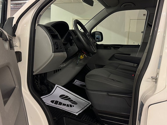 Volkswagen Caravelle 17 of 28