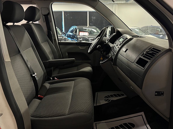 Volkswagen Caravelle 25 of 28