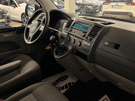 Volkswagen Caravelle 26 of 28