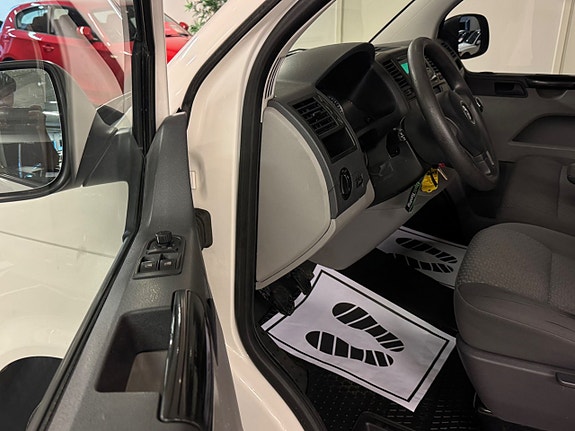 Volkswagen Caravelle 18 of 28