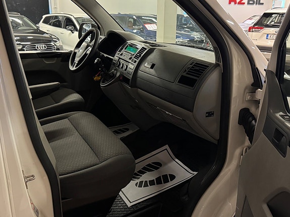 Volkswagen Caravelle 24 of 28