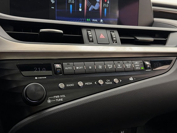 Lexus ES300h 24 of 29