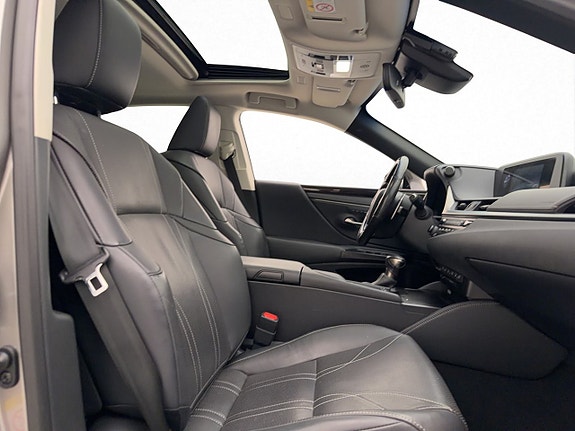 Lexus ES300h 12 of 29