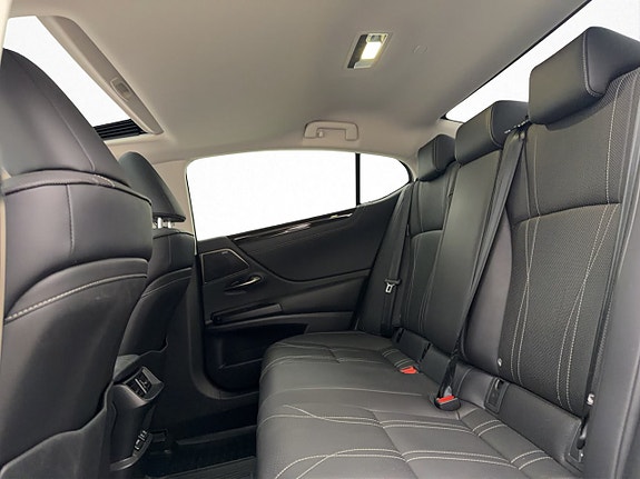 Lexus ES300h 14 of 29