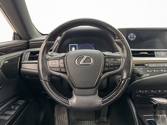 Lexus ES300h 11 of 29