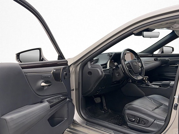 Lexus ES300h 8 of 29
