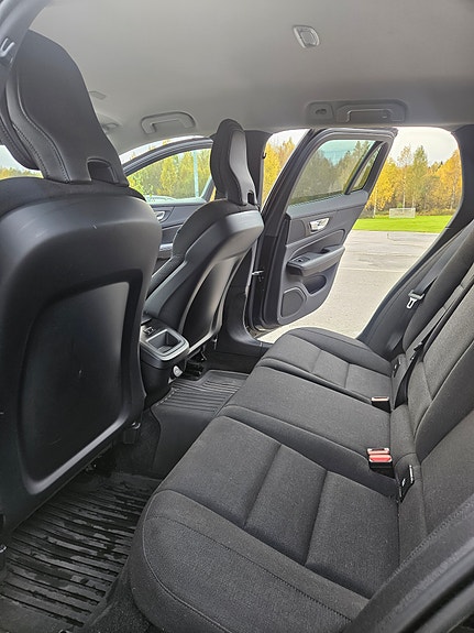 Volvo V60 Cross Country 7 of 11