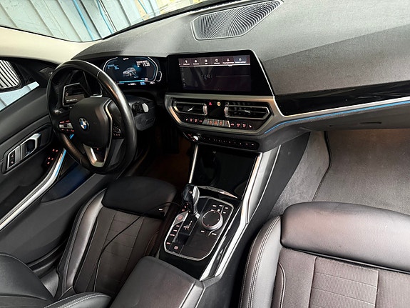 BMW 330e 10 of 12