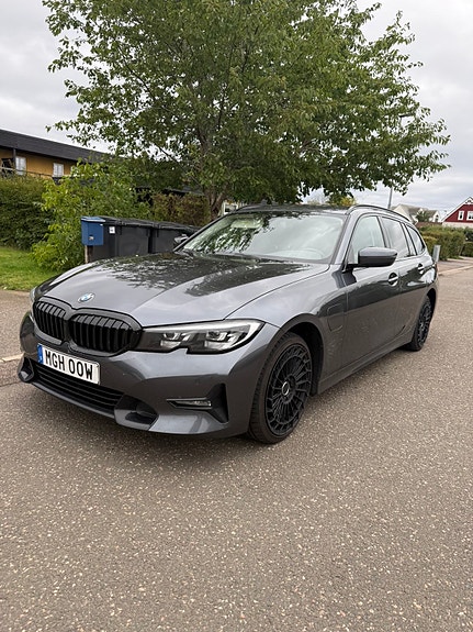 BMW 330e 2 of 12