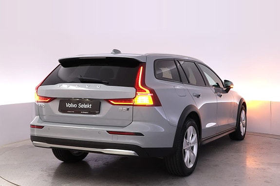Volvo V60 Cross Country 4 of 15