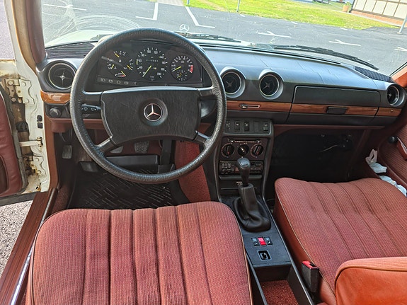 Mercedes-Benz 230 E 3 of 4