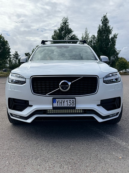 Volvo XC90 3 of 17