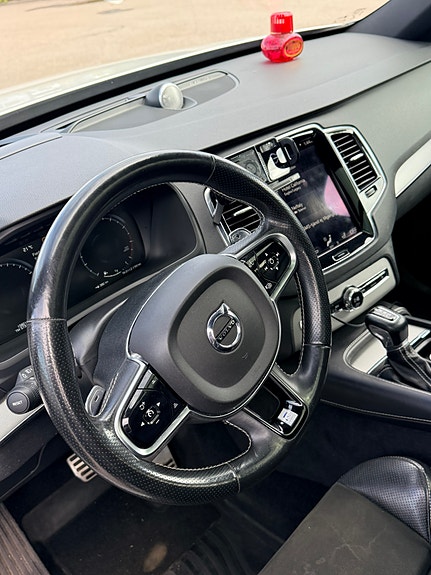 Volvo XC90 10 of 17