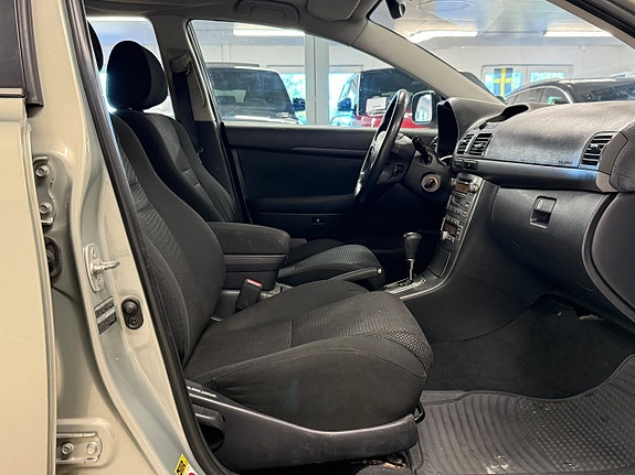 Toyota Avensis 16 of 25