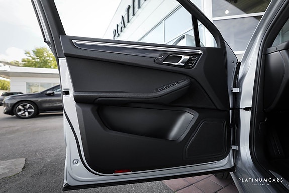 Porsche Macan S 17 of 20