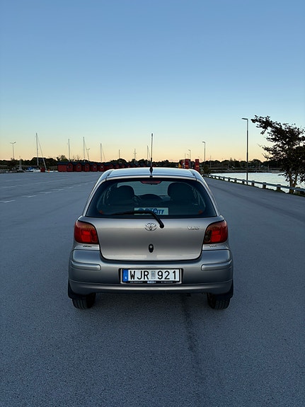 Toyota Yaris 4 of 7