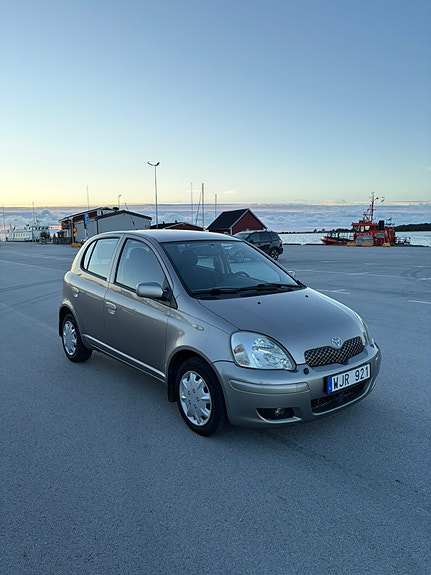 Toyota Yaris 2 of 7