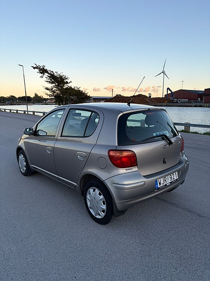 Toyota Yaris 5 of 7
