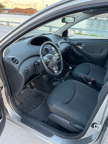 Toyota Yaris 6 of 7