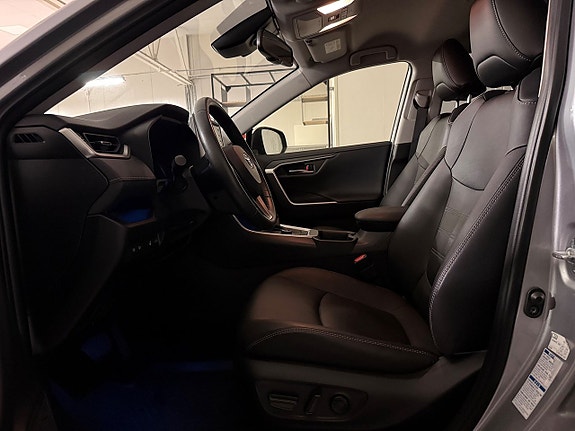 Toyota RAV4 3 of 23