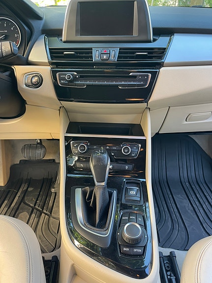 BMW 216d 9 of 15