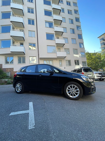 BMW 216d 2 of 15