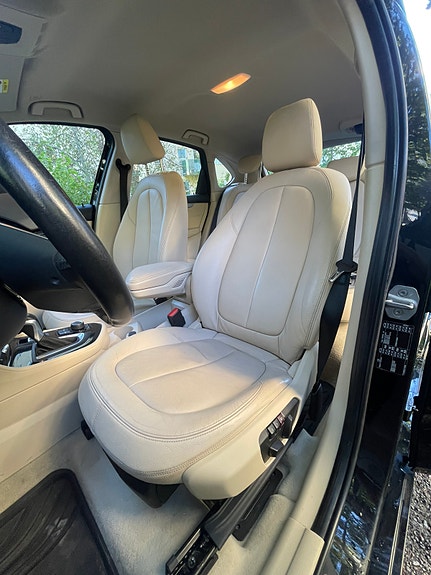 BMW 216d 8 of 15