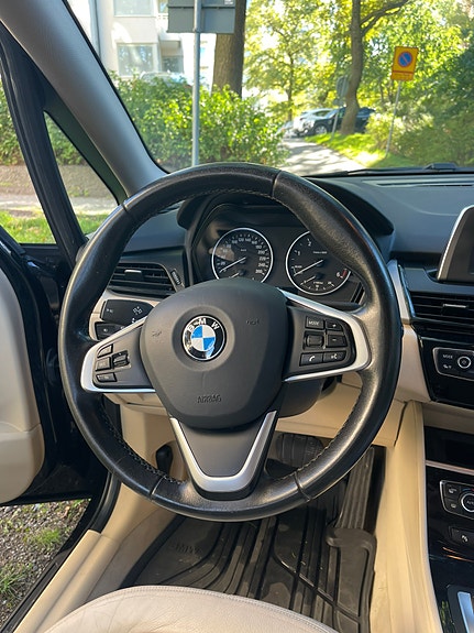 BMW 216d 7 of 15