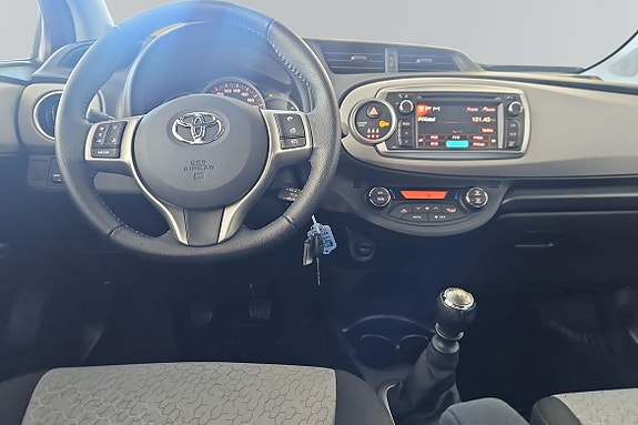 Toyota Yaris 8 of 16