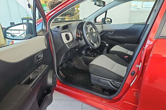 Toyota Yaris 11 of 16