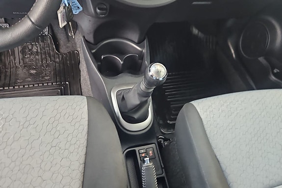 Toyota Yaris 13 of 16