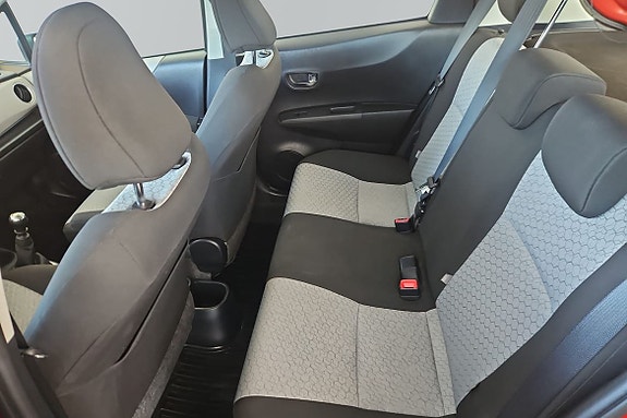 Toyota Yaris 7 of 16