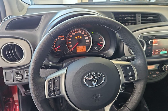 Toyota Yaris 12 of 16