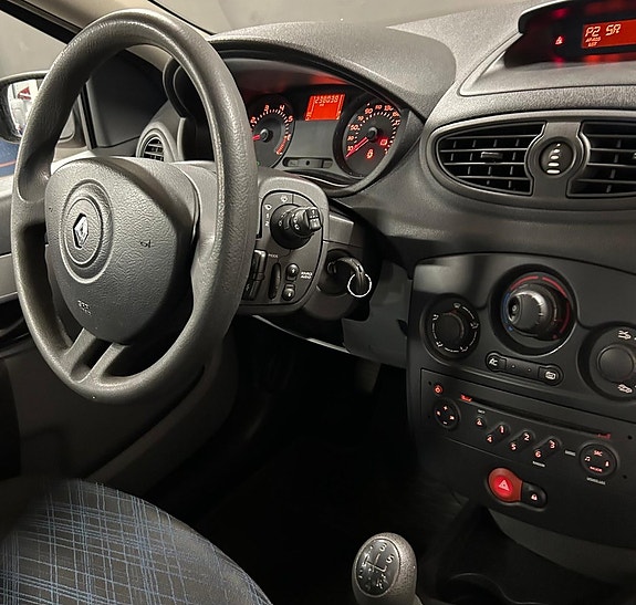 Renault Clio 10 of 18