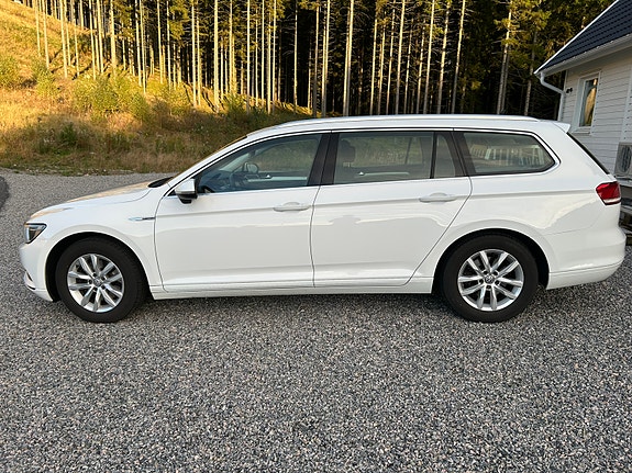 Volkswagen Passat 2 of 6