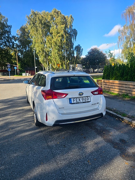 Toyota Auris 7 of 19