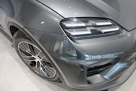 Porsche Macan 8 of 14