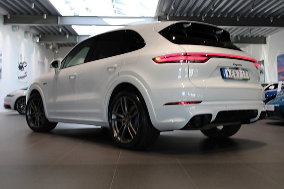 Porsche Cayenne 4 of 16