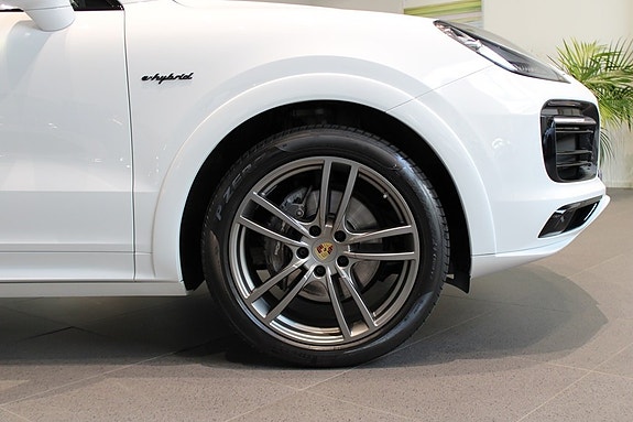 Porsche Cayenne 9 of 16
