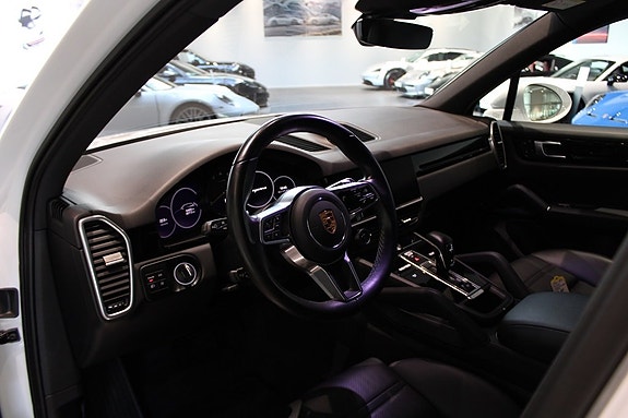 Porsche Cayenne 10 of 16