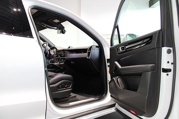 Porsche Cayenne 11 of 16